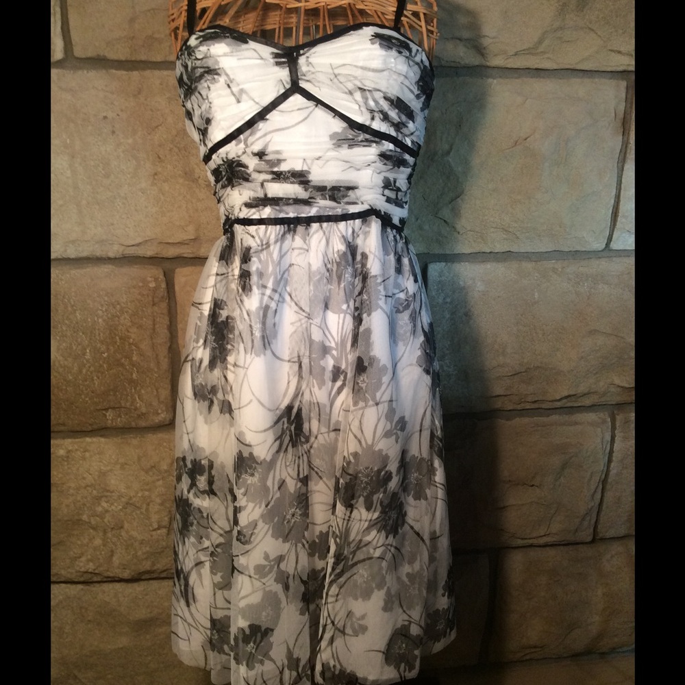 Papell Boutique White and Black Strapless Floral Cocktail Dress
